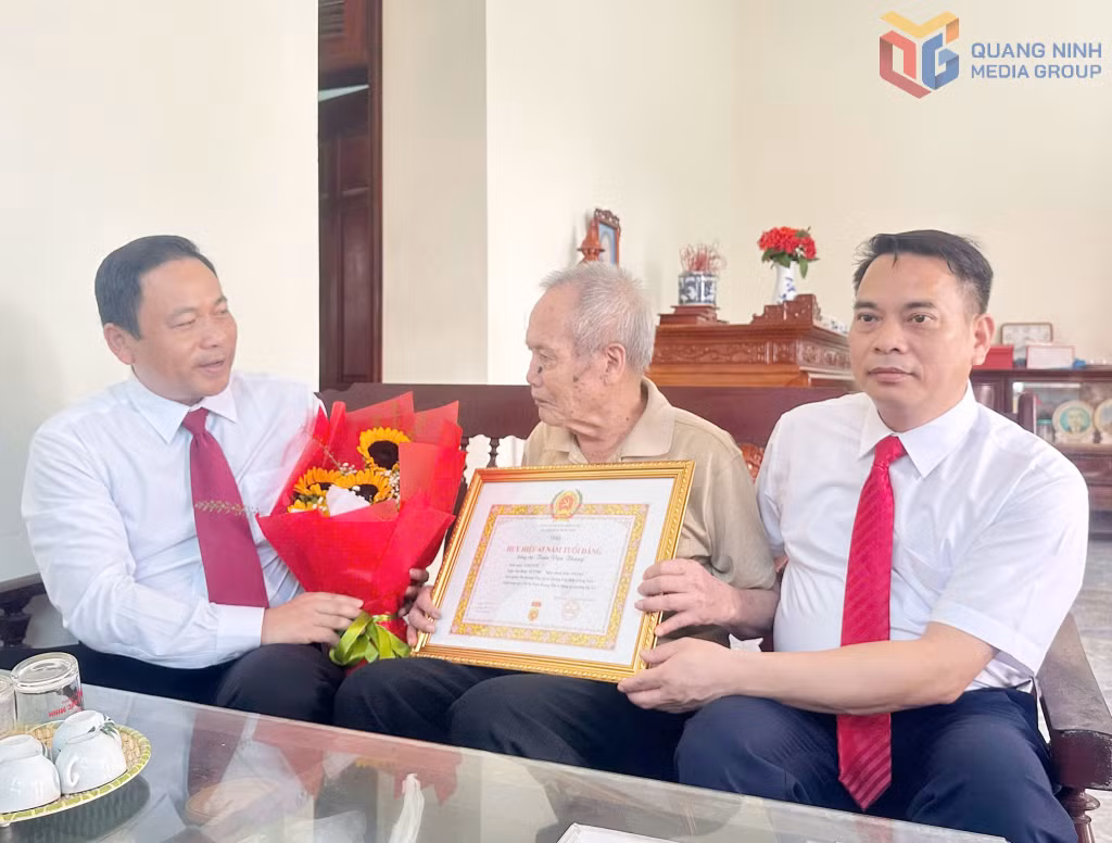 Đồng chí Lưu Thanh Phương, Bí thư Đảng uỷ, Chủ tịch HĐND phường Hà An trực tiếp trao Huy hiệu 65 năm tuổi Đảng cho đảng viên Trần Văn Thăng, Chi bộ thôn Hoàng Tân 4 tại gia đình.