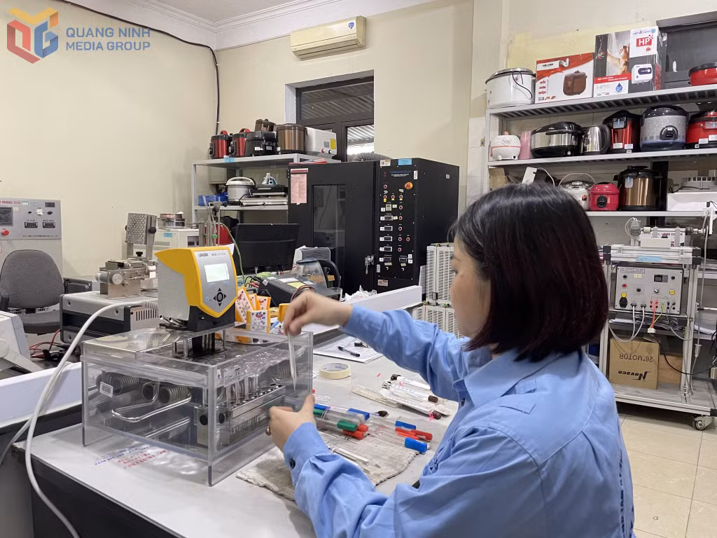 Công ty TNHH MTV Newstar đầu tư phòng thí nghiệm với nhiều trang thiết bị hiện đại, giúp nâng cao chất lượng, tăng sức cạnh tranh cho sản phẩm nước mắm sá sùng Vân Đồn.