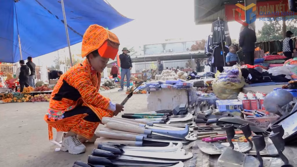 Các dụng cụ lao động sản xuất được bày bán tại chợ phiên.
