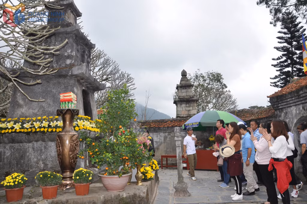 Du khách dâng hương tại Tháp Tổ, nơi đặt xá lỵ của Phật hoàng Trần Nhân Tông.
