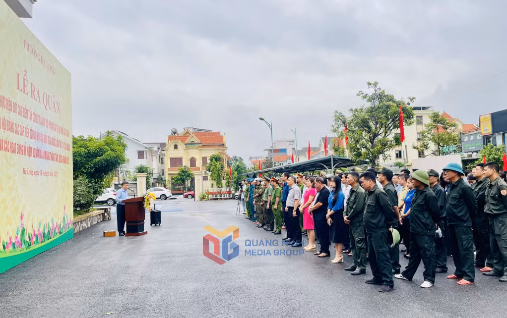Lãnh đạo UBND phường Hạ Long phát động lễ ra quân thực hiện đợt cao điểm trấn áp tội phạm, đảm bảo an ninh trật tự các ngày lễ lớn.