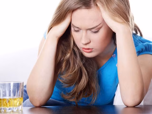 Cảm giác nôn nao, khó chịu là tác dụng phụ hay gặp khi uống trà xanh.