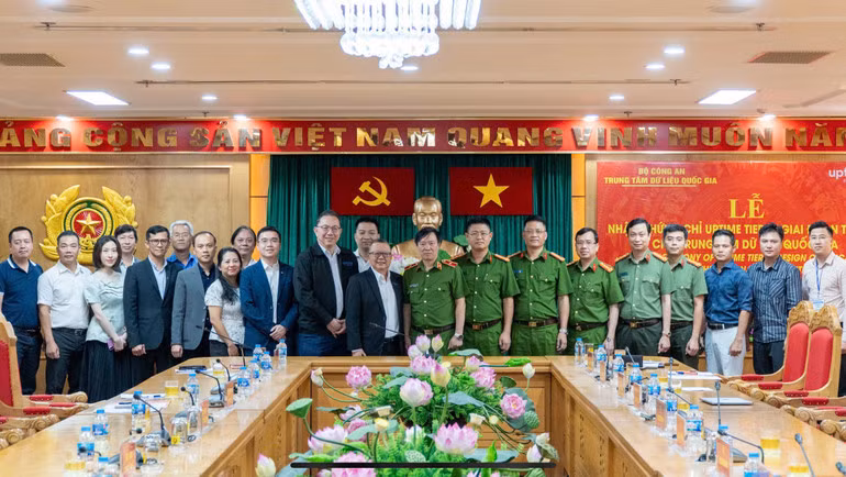 Các đại biểu chụp ảnh lưu niệm tại Lễ công bố.