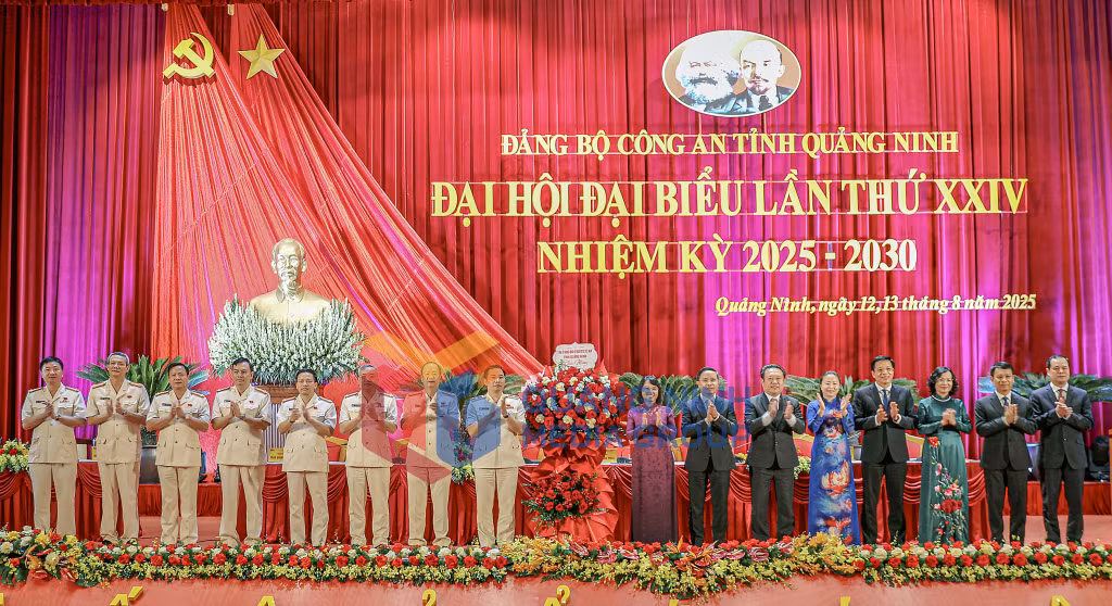 Các đồng chí lãnh đạo tỉnh, tặng hoa chúc mừng Đại hội (8-2025). Ảnh: Mạnh Trường