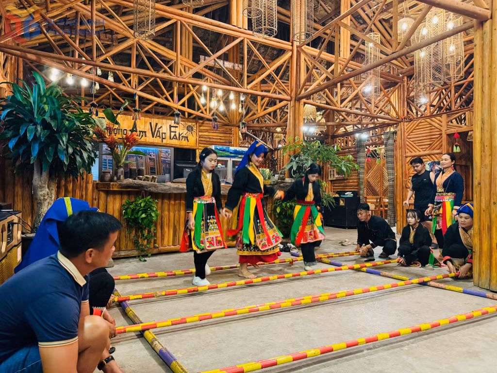 Du khách trải nghiệm hoạt động văn hóa, văn nghệ tại Khu du lịch Am Váp Farm Kỳ Thượng.
