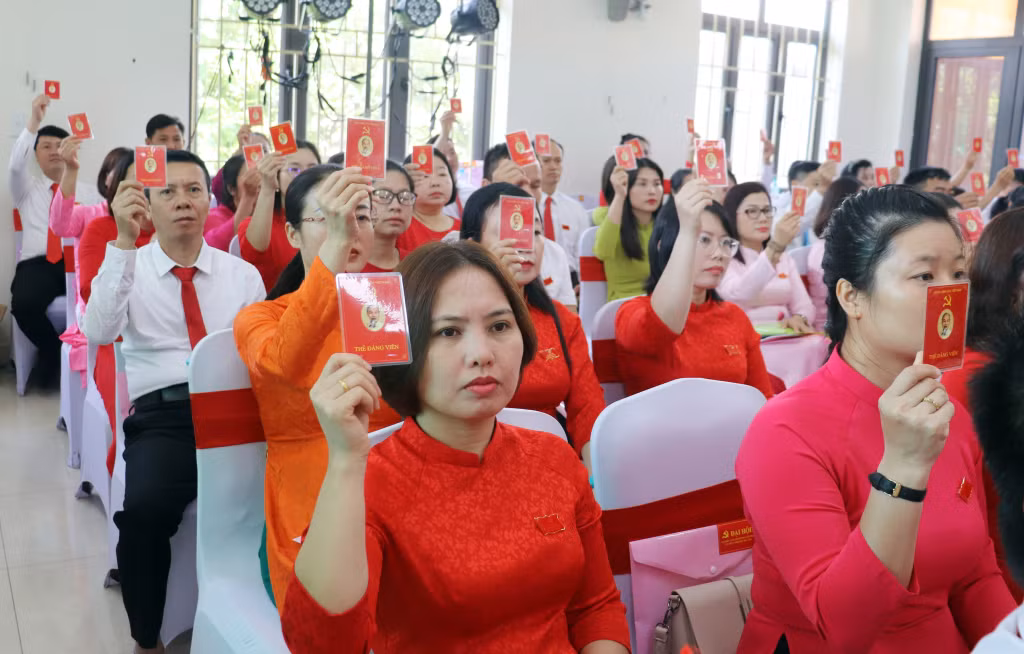 Các đại biểu biểu quyết thông qua Nghị quyết Đại hội (8-2025). Ảnh: Trúc Linh