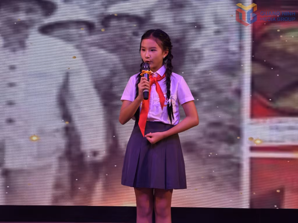 Thí sinh Bùi Mai Ngọc với câu chuyện "Bài học về sự giản dị" đã xuất sắc giành giải Nhất hội thi.