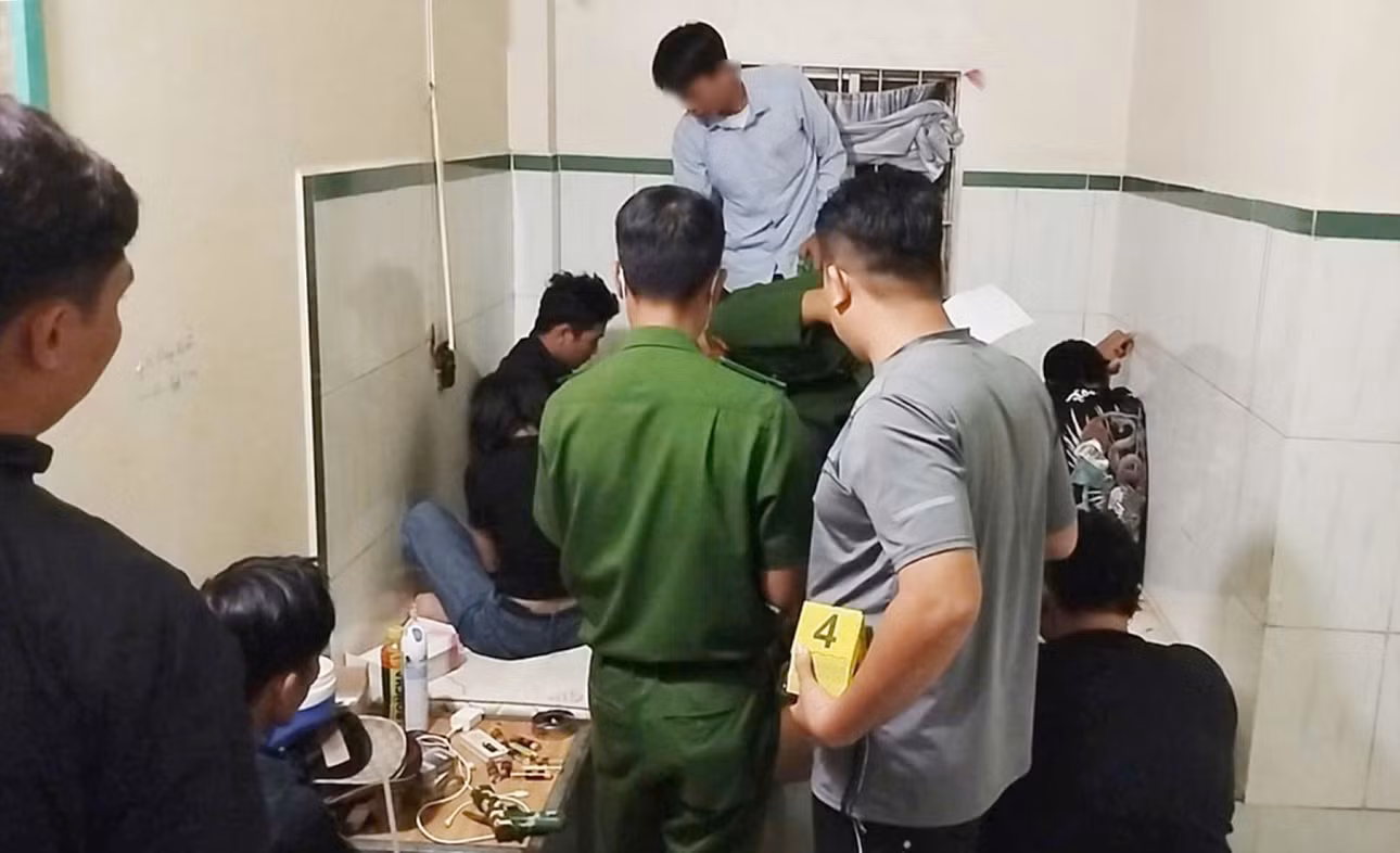 Lực lượng chức năng tổ chức khám nghiệm hiện trường, nơi nhóm nam, nữ bay lắc sau khi tổ chức và sử dụng ma túy. Ảnh: Vũ Tiến