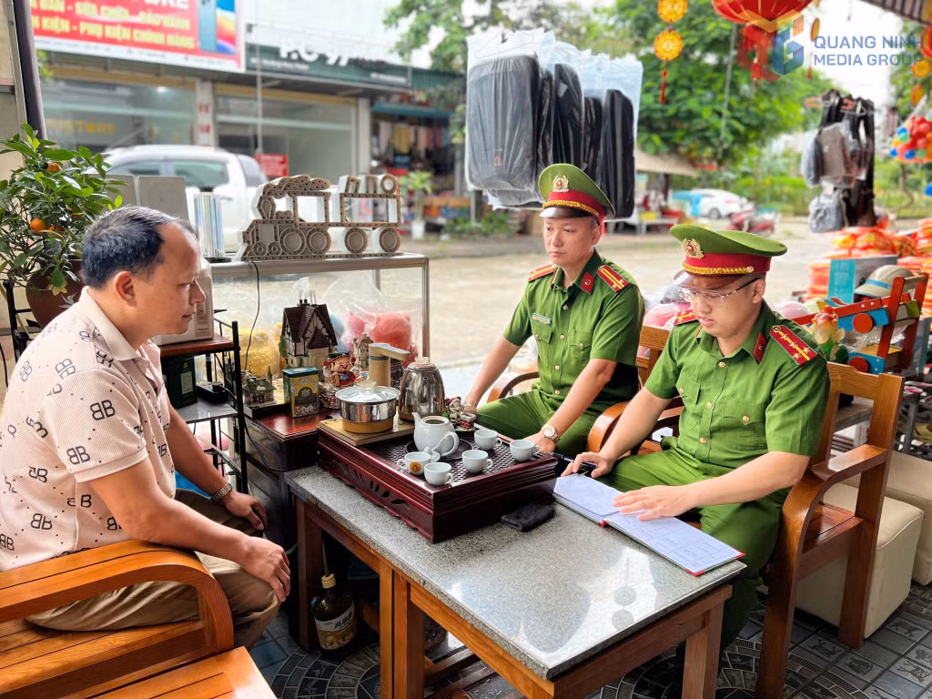 Công an xã Quảng Hà triển khai nhiệm vụ nắm bắt tình hình trong khu dân cư ngay trong ngày đầu thực hiện mô hình chính quyền 2 cấp từ ngày 1/7/2025.