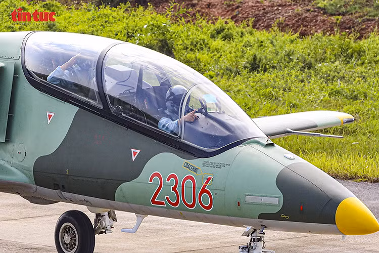 Biên đội L-39NG tiến ra đường băng, tăng tốc chuẩn bị nhập đội hình.