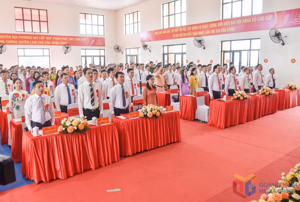 Các đại biểu thực hiện nghi thức chào cờ tại Đại hội.