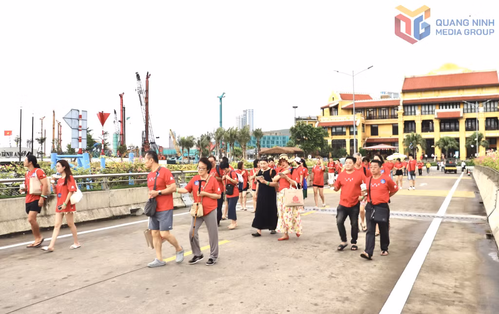 Đoàn du khách quốc tế MICE đến từ tập đoàn đa quốc gia Three International tham quan Vịnh Hạ Long.