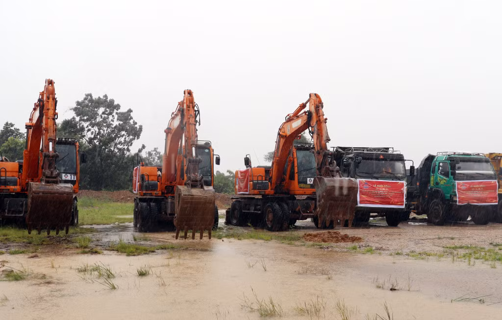 Các phương tiện, máy móc tiến hành khởi động dự án.