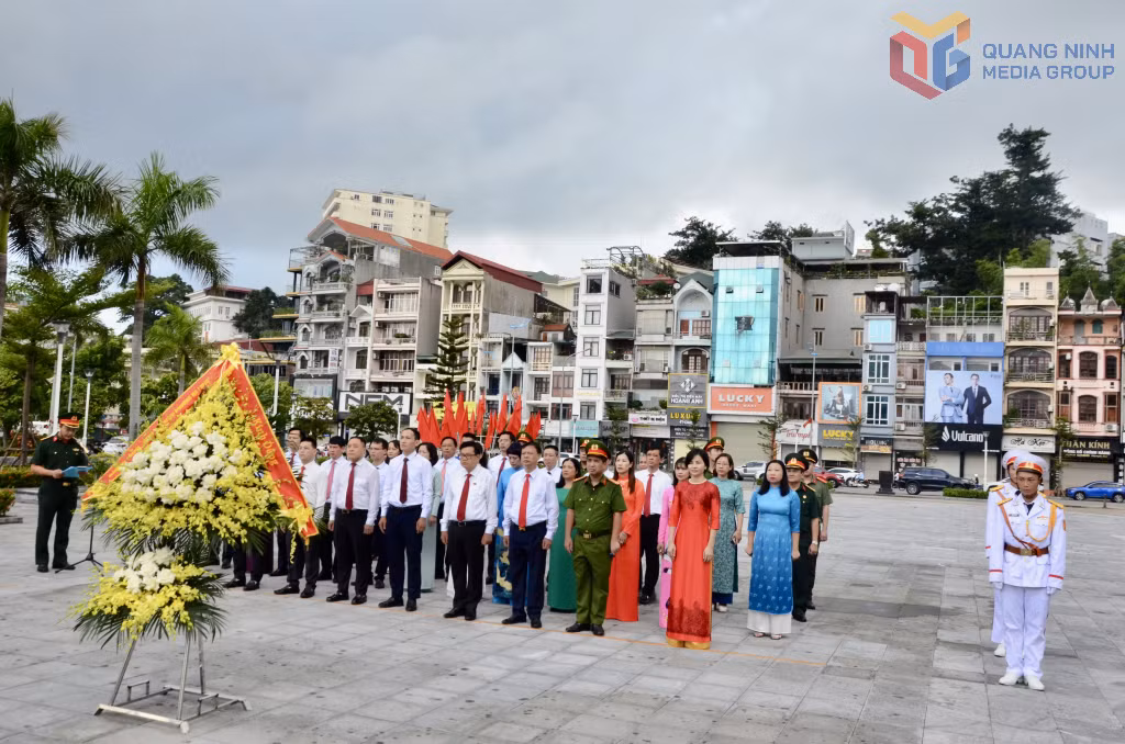 Đoàn đại biểu phường Hạ Long dâng hoa, dâng hương Tượng đài đồng chí Vũ Văn Hiếu, Bí thư Đặc khu ủy đầu tiên Khu mỏ Quảng Ninh.