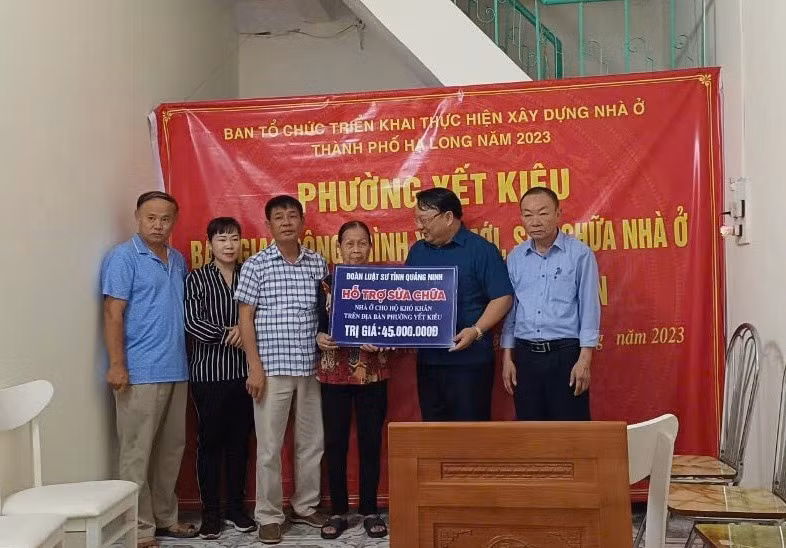 Đoàn Luật sư tỉnh trao hỗ trợ cho hộ dân khắc phục khó khăn về nhà ở. Ảnh: Đoàn Luật sư tỉnh
