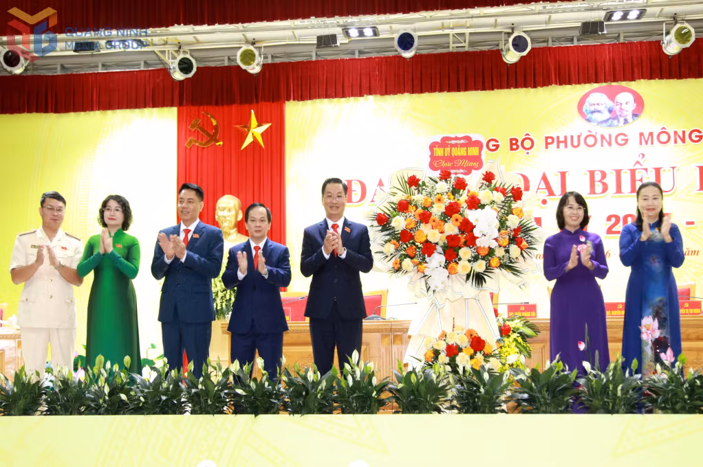 Các đồng chí lãnh đạo tỉnh tặng hoa chúc mừng Đại hội.