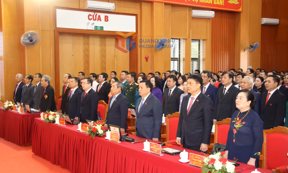 Các đại biểu tham dự Đại hội thực hiện nghi thức chào cờ.