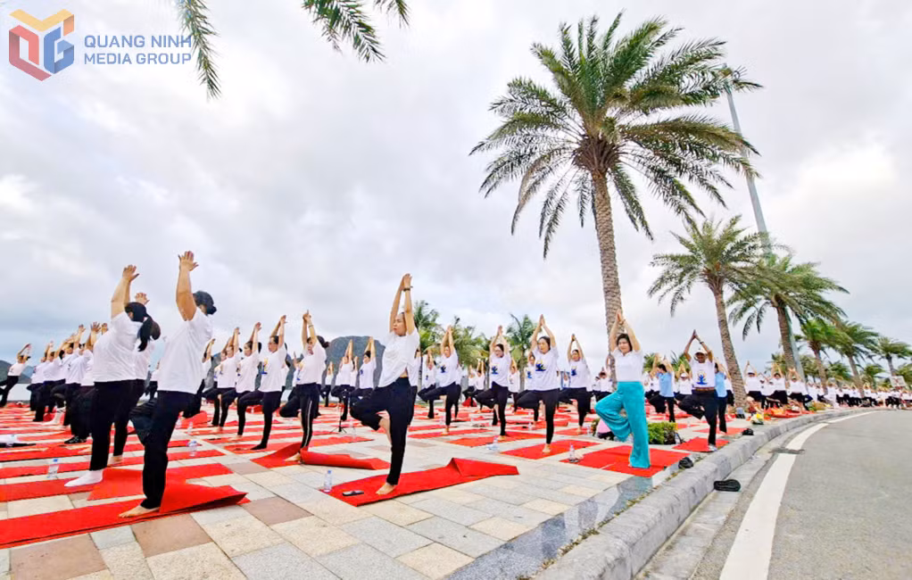 Sự kiện Ngày Quốc tế Yoga lần thứ 11 tại Bãi biển Hòn Gai vừa là kênh thu hút đông đảo du khách, vừa góp phần quảng bá điểm đến.