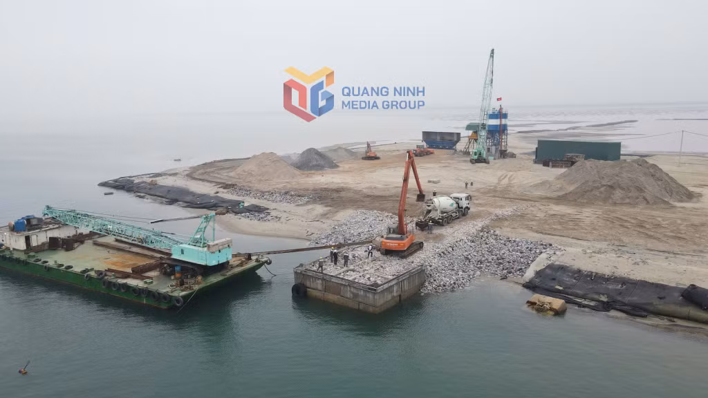 Phường Móng Cái 2 có lợi thế trong phát triển kinh tế biển (Trong ảnh: Thi công cảng tổng hợp Vạn NInh)