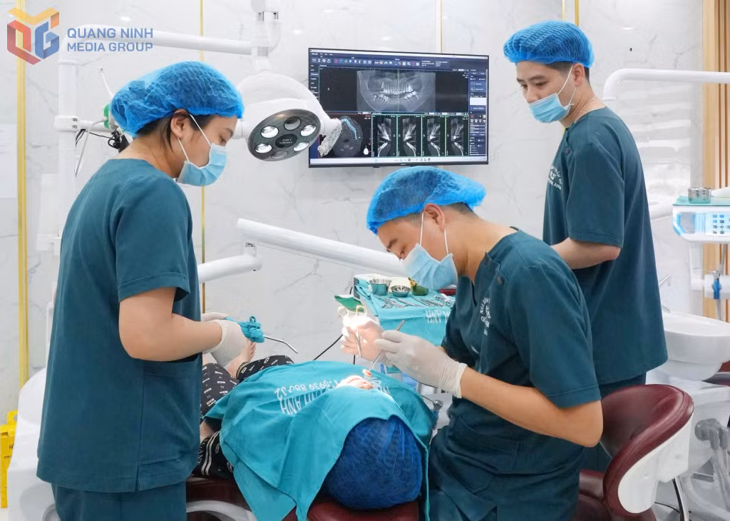 Điều trị răng cho bệnh nhân tại Phòng khám nha khoa Quỳnh Anh - Quảng Ninh (phường Hồng Gai).