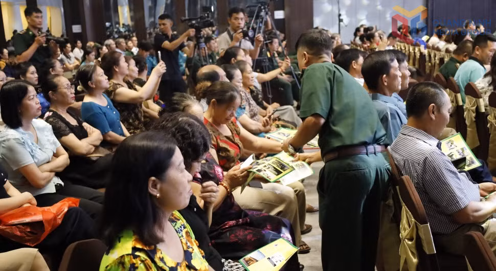 Cán bộ lực lượng vũ trang phát tờ rơi tuyên truyền pháp luật tại chương trình tuyên truyền, phổ biến, giáo dục pháp luật và vận động nhân dân chấp hành pháp luật tại cơ sở năm 2025.