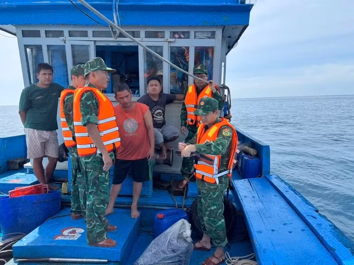 Đồn biên phòng An Hải đã có mặt kịp thời cứu giúp ngư dân gặp nạn - Ảnh: Bộ đội biên phòng cung cấp
