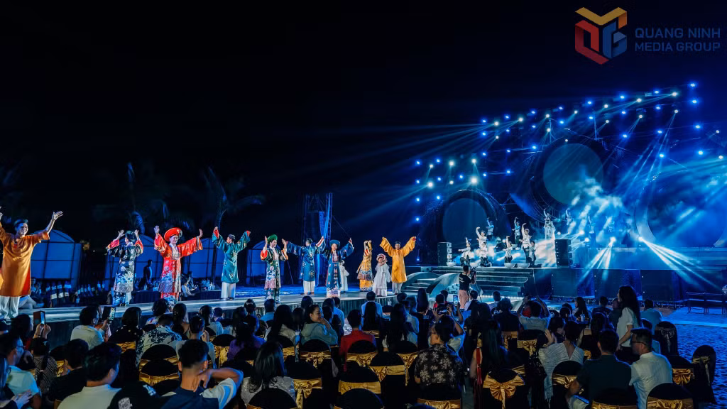 Chương trình biểu diễn nghệ thuật, trình diễn thời trang Việt Nam gấm hoa tại bãi biển Công viên Đại Dương, phường Bãi Cháy (tháng 11/2024).