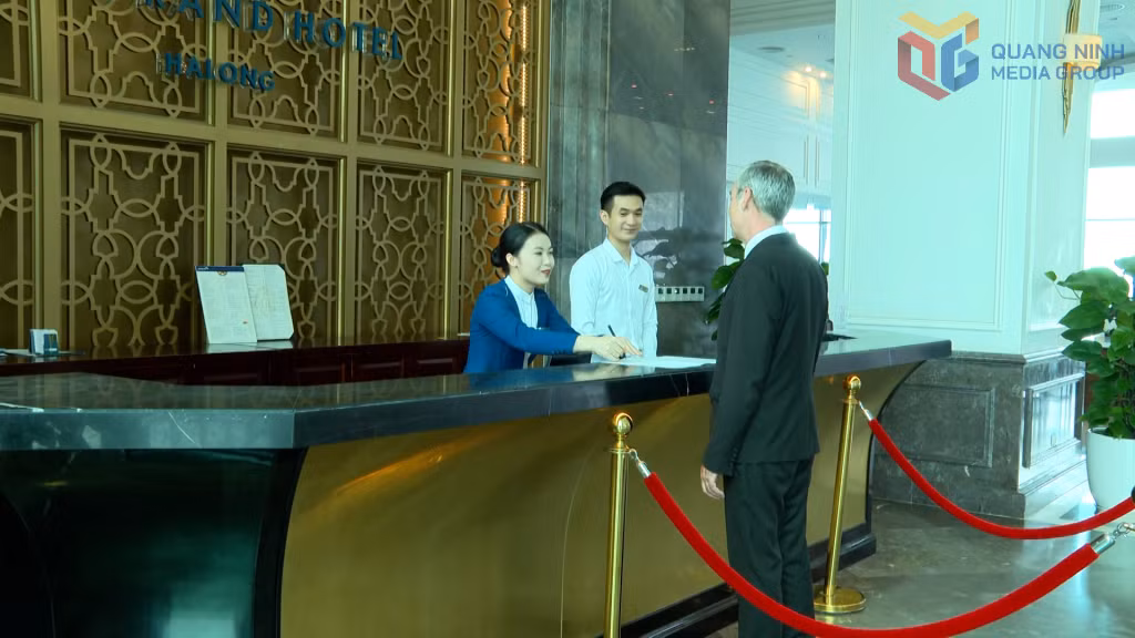 80% sinh viên tốt nghiệp Trường Đại học Hạ Long có việc làm trong vòng 6 tháng sau tốt nghiệp. Ảnh: Chị Nguyễn Hoàng Ngọc Ngân, một cựu sinh viên hiện làm việc tại FLC Grand Hotel Hạ Long.