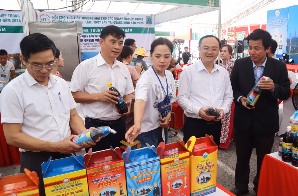 Gian hàng sản phẩm mắm của Công ty CP Thuỷ sản Cái Rồng tham gia Hội chợ xúc tiến thương mại nông sản Quảng Ninh trung tuần tháng 7 vừa qua.