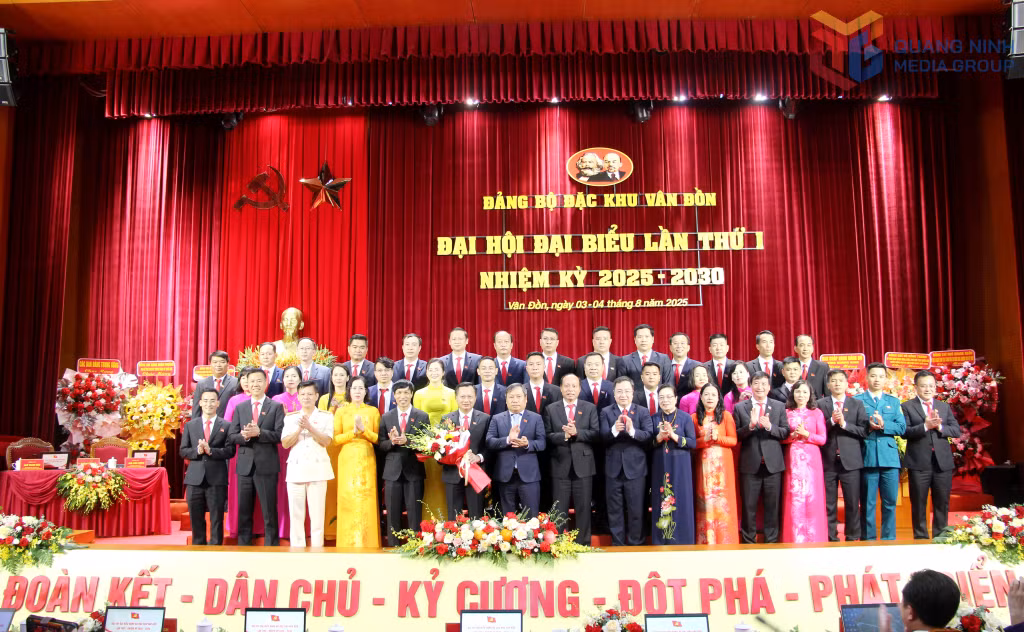 Đồng chí Vũ Đại Thắng, Ủy viên Trung ương Đảng, Bí thư Tỉnh ủy, Trưởng Đoàn ĐBQH tỉnh, tặng hoa chúc mừng Ban Chấp hành Đảng bộ đặc khu Vân Đồn lần thứ I, nhiệm kỳ 2025-2030.