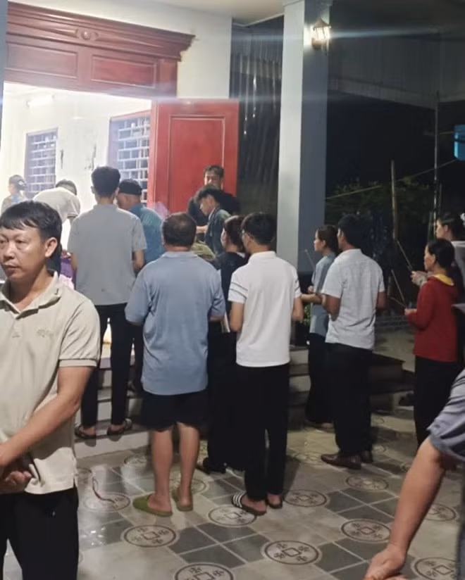 Sau khi anh S bị tử vong do điện giật khi chống bão số 5, người dân địa phương và gia đình lo thủ tục mai táng. Ảnh: Ngọc Anh