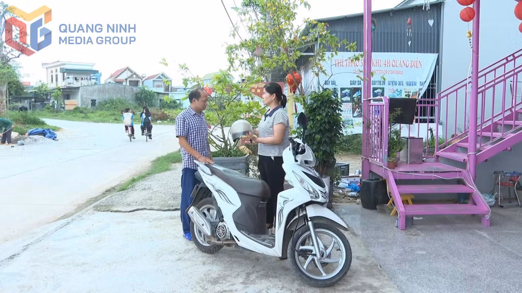 Bà Giới hướng dẫn người dân về việc đội MBH đạt chuẩn và đúng cách.