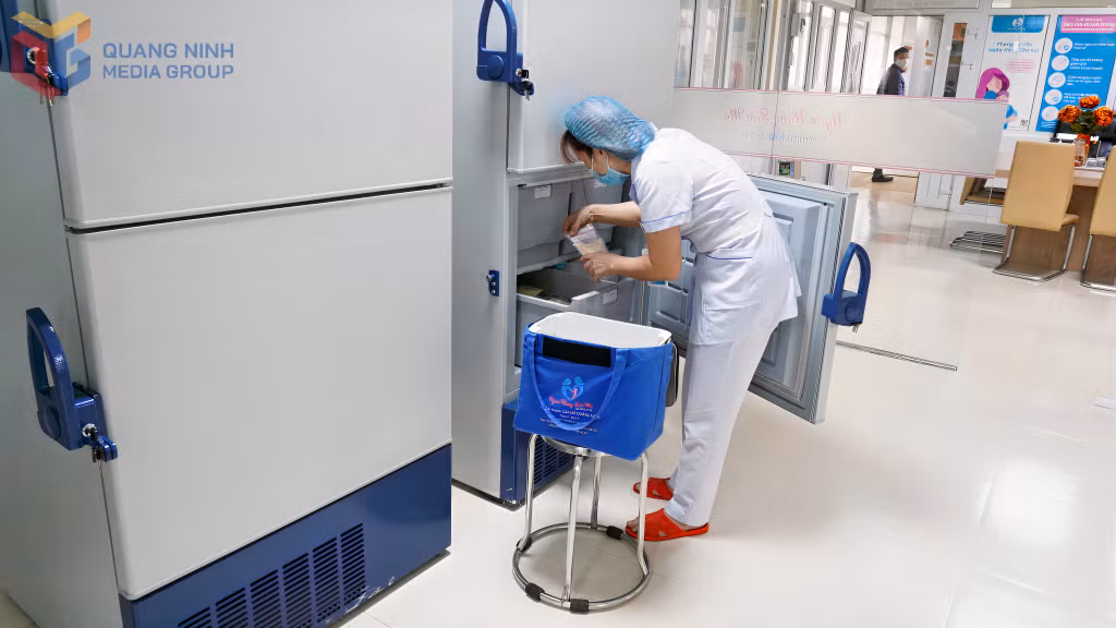 Bảo quản sữa mẹ tại Ngân hàng sữa mẹ Bệnh viện Sản nhi Quảng Ninh.