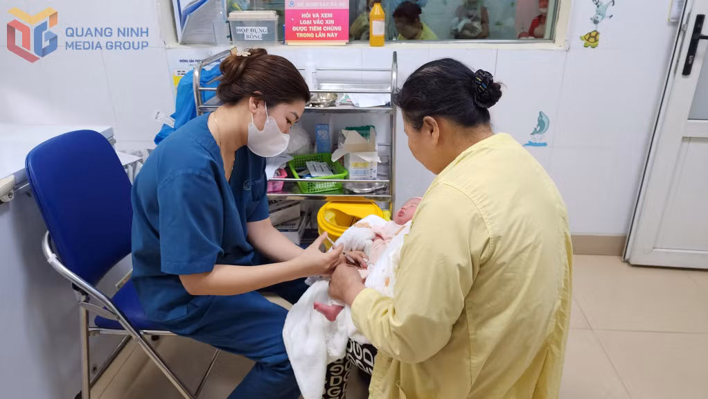 Tiêm phòng cho trẻ sơ sinh tại Bệnh viện Sản Nhi Quảng Ninh.