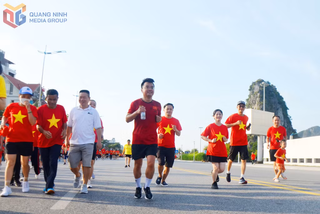 Các runner trẻ hào hứng chinh phục cung đường bao biển tuyệt đẹp.