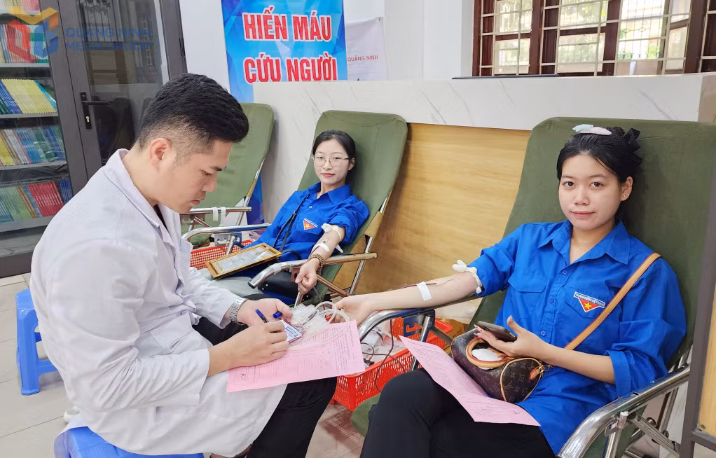 Đoàn viên, thanh niên nhà trường tham gia hiến máu.
