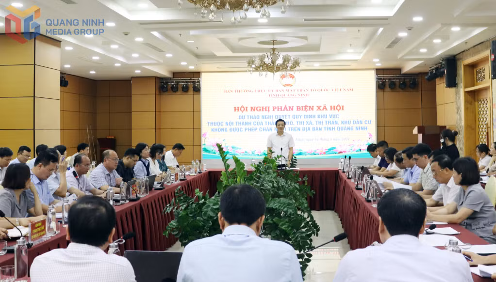 Ủy ban MTTQ tỉnh tổ chức hội nghị phản biện xã hội đối với dự thảo Nghị quyết HĐND tỉnh về quy định khu vực không được phép chăn nuôi, tháng 6/2024. Ảnh: Trúc Linh
