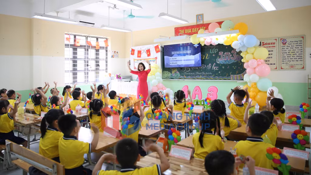 Cơ sở vật chất, trang thiết bị trong phòng học của Trường tiểu học Phương Đông B (phường Yên Tử) (8-2025). Ảnh: Minh Đức