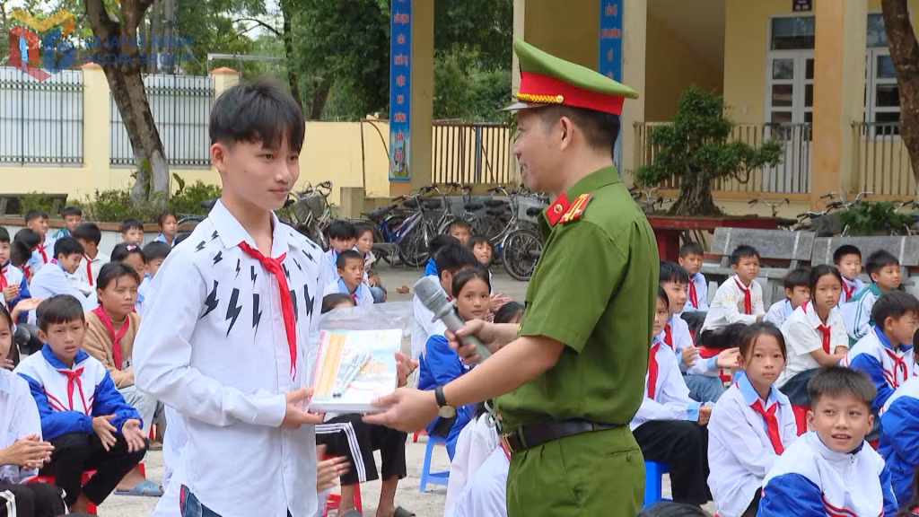 Công an xã Đường Hoa, huyện Hải Hà tuyên truyền Luật Trật tự, ATGT Đường bộ cho các em học sinh trên địa bàn, tháng 9/2024.