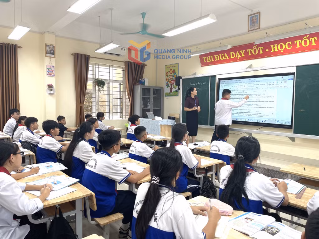 Một tiết học của cô và trò Trường THCS Cái Rồng (đặc khu Vân Đồn).