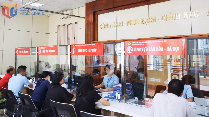 Cán bộ Trung tâm Phục vụ hành chính công phường Hà Lầm giải quyết TTHC cho người dân.