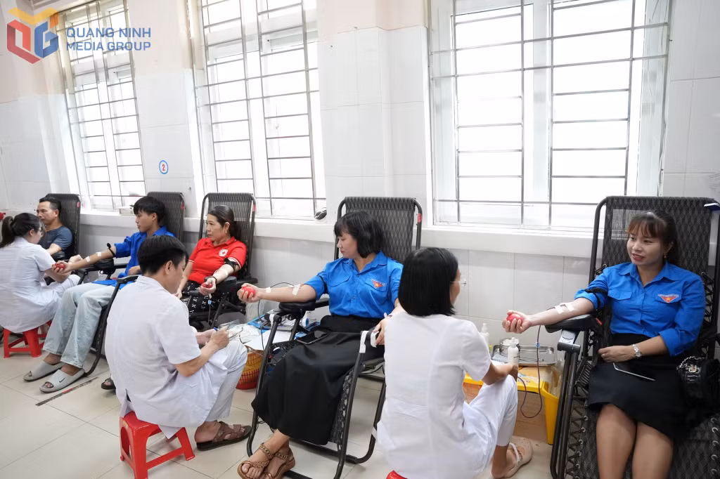 Người dân phường Việt Hưng tham gia hiến máu tình nguyện tại điểm hiến máu Bệnh viện Bãi Cháy ngày 3/8.