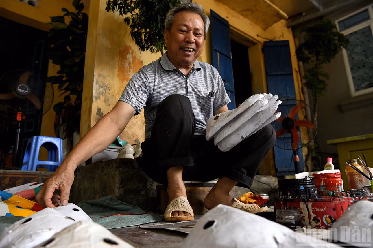 Nghệ nhân Vũ Huy Đông, 71 tuổi, hơn 40 năm gắn bó với nghề làm mặt nạ giấy bồi cho biết, làng Hảo là một trong số ít nơi có thể đón Tết Trung thu sớm. Khoảng một tháng trước Rằm tháng Tám, các thương lái đã bắt đầu đổ về làng để gom hàng. Mỗi năm, số lượng sản phẩm được đặt mua lại tăng lên đáng kể.