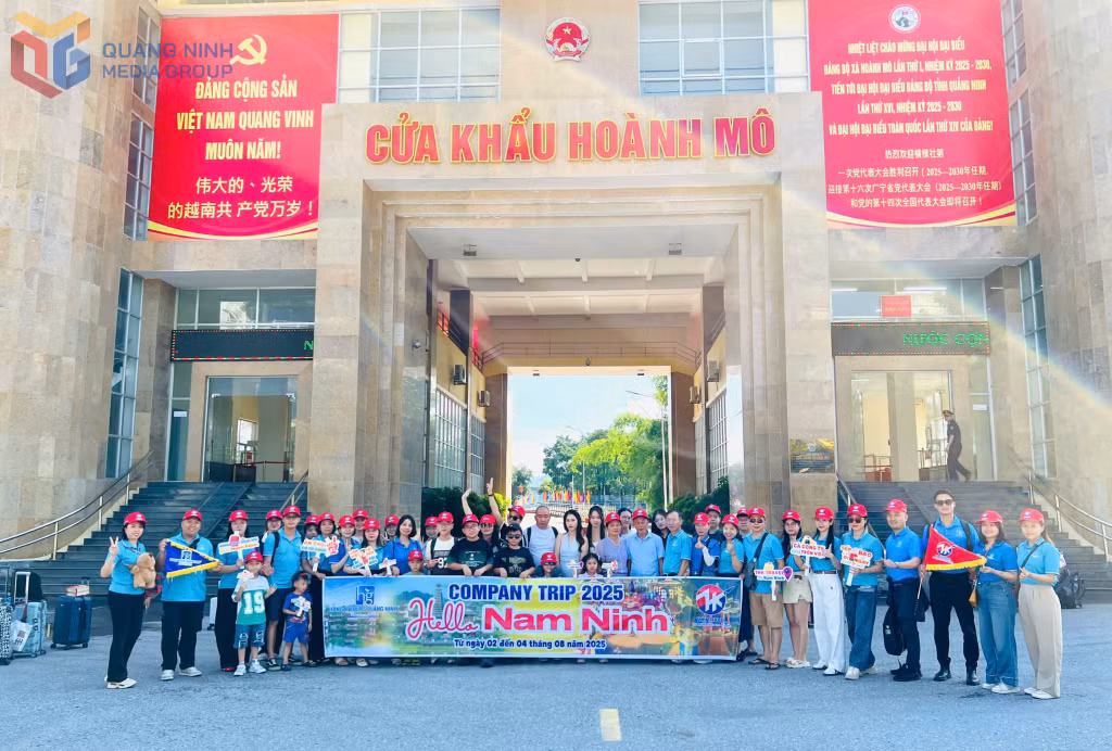 Đoàn chụp hình lưu niệm tại Cửa khẩu Hoành Mô.