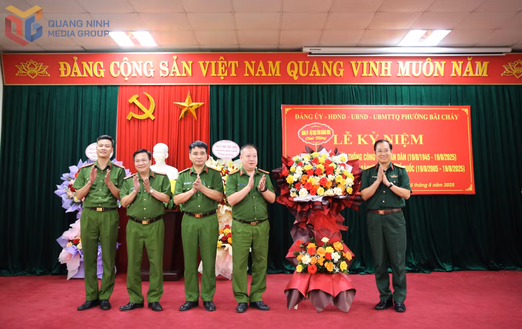 Đại diện Bộ Chỉ huy quân sự tỉnh Quảng Ninh tặng hoa chúc mừng Công an phường Bãi Cháy tại lễ kỷ niệm.