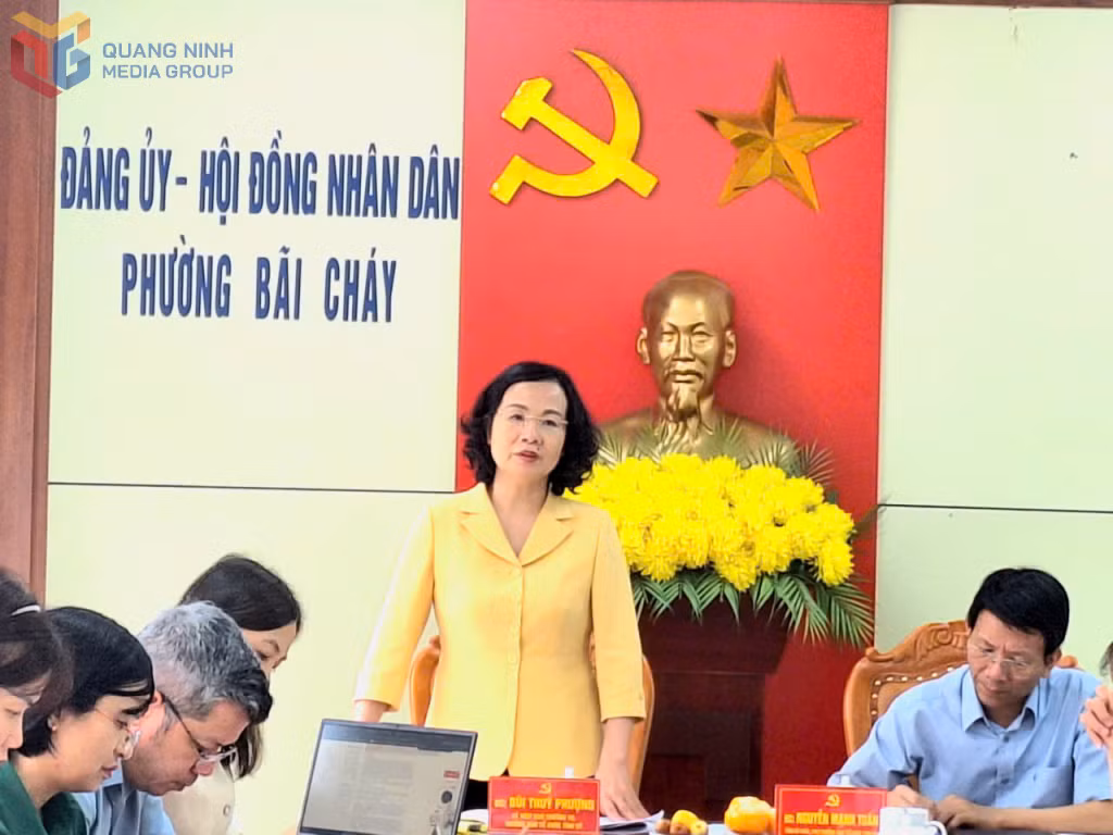 Đồng chí Bùi Thúy Phượng, Ủy viên Ban Thường vụ, Trưởng Ban Tổ chức Tỉnh ủy chủ trì buổi làm việc với 2 phường: Bãi Cháy và Việt Hưng,