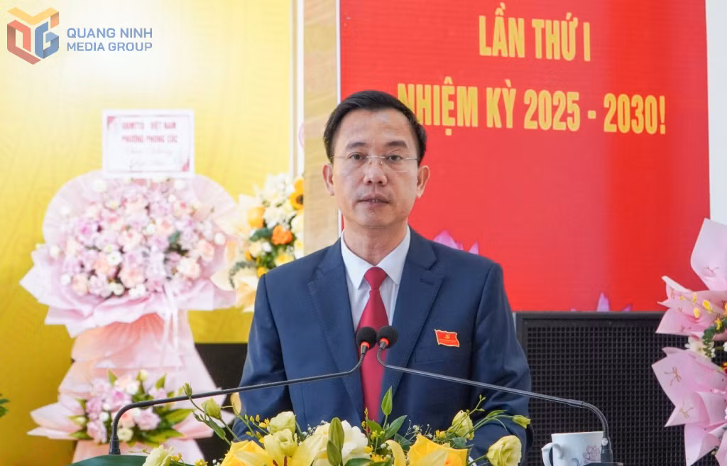Đồng chí Nguyễn Xuân Lượng, Bí thư Đảng ủy phường Phong Cốc, trình bày báo cáo chính trị tại Đại hội.