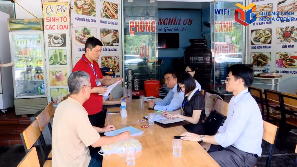 Đoàn liên ngành phường Bãi Cháy kiểm tra hoạt động kinh doanh du lịch trên địa bàn.