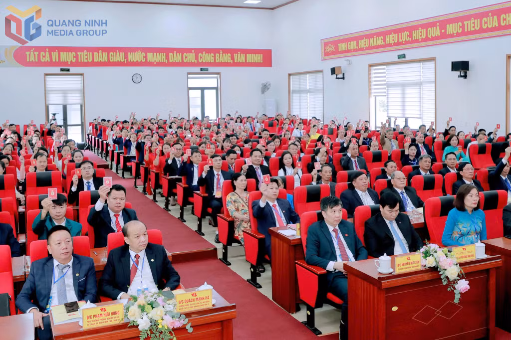 Các đại biểu biểu quyết thông qua Nghị quyết Đại hội.