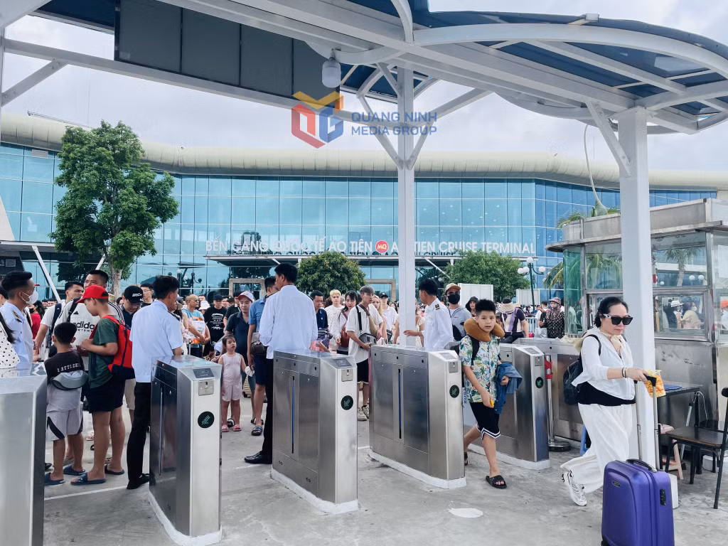 Du khách tham quan các tuyến đảo thông qua Cảng cao cấp Ao Tiên.